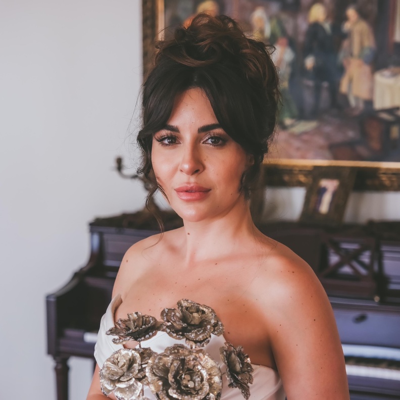 تصاميم مجوهرات لافتة تألقت بها نجمات العالم في حفل زفافهنّ خلال 2024