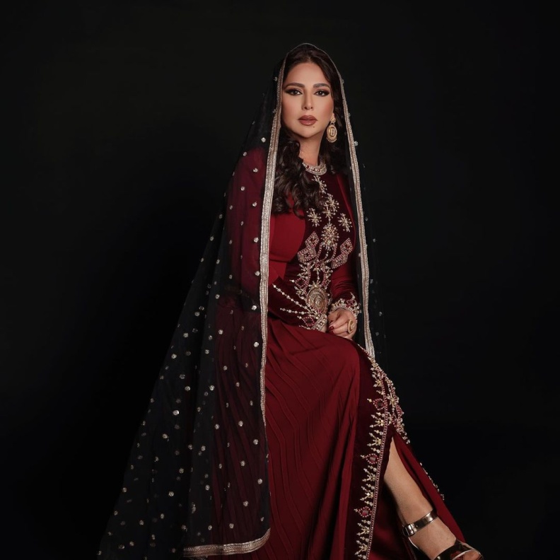 نوال الكويتية بإطلالة شرقية أنيقة وتصاميم مجوهرات فارهة