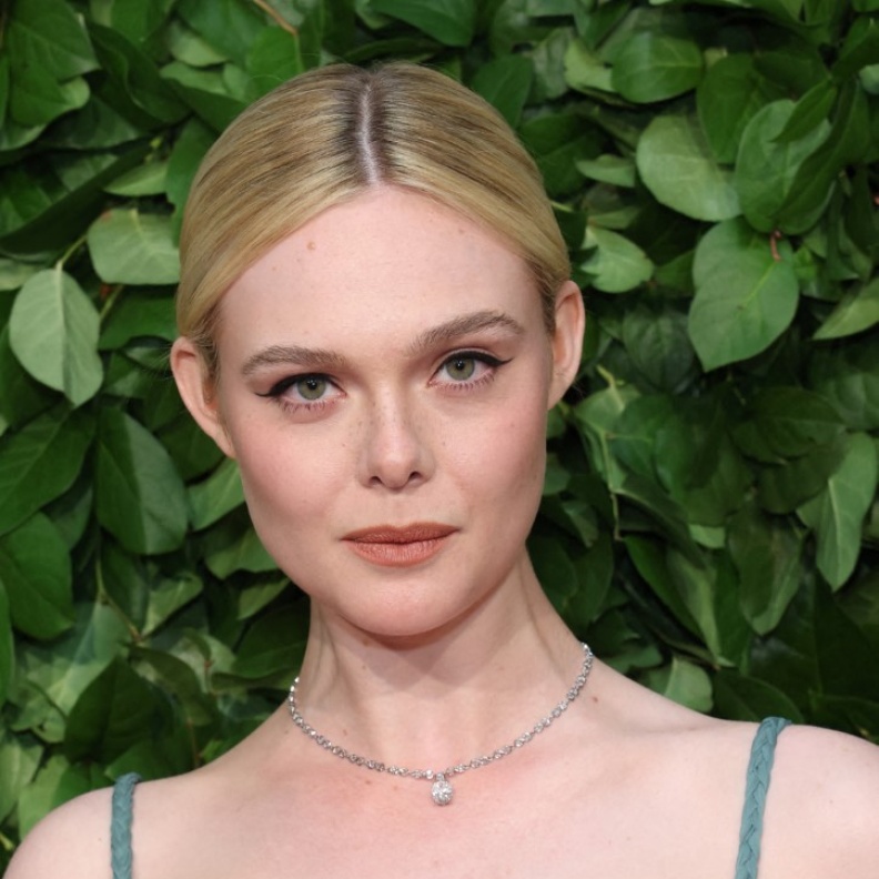 اطلالة Elle Fanning بخطوط الايلاينر السوداء.