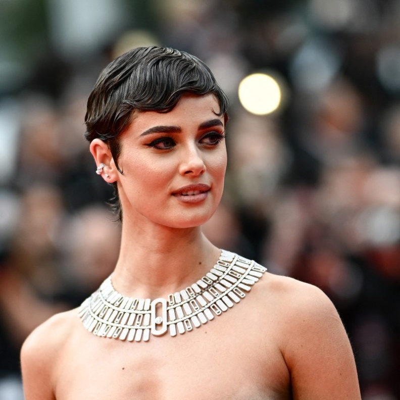 اطلالة Taylor Hill بخطوط الآيلاينر السوداء