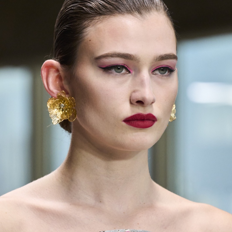 رسمات المكياج الفوشيا مع الآيلاينر من دار Carolina Herrera