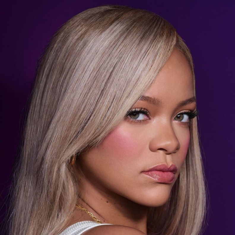 صبغات شعر مدموجة بين الذهبي والرمادي بأسلوب Rihanna