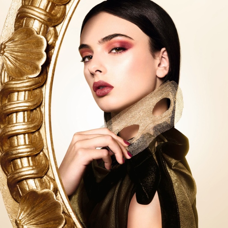 عارضة دار ديور بمكياج مشرق مناسب للاعياد