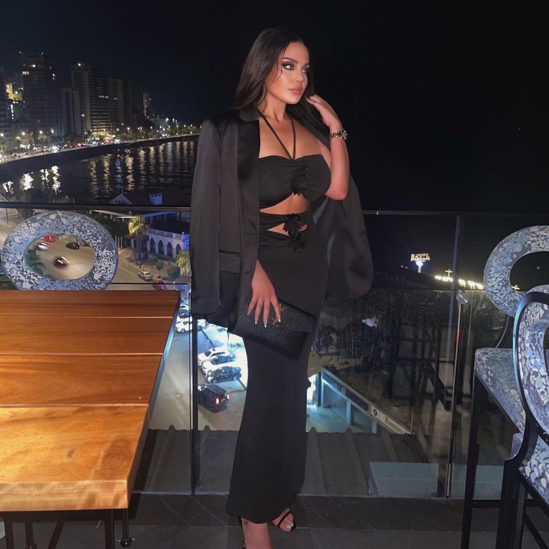 جولة على أزياء زينب فياض ابنة هيفاء وهبي بعد إعلان خطوبتها وحذف صورها