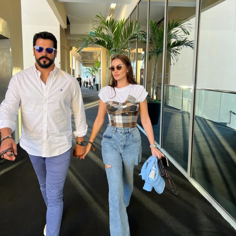 اطلالات كاجوال شبابية تألقت بها لنجمات العرب والعالميات في ختام سباق الفورمولا 1 في أبوظبي