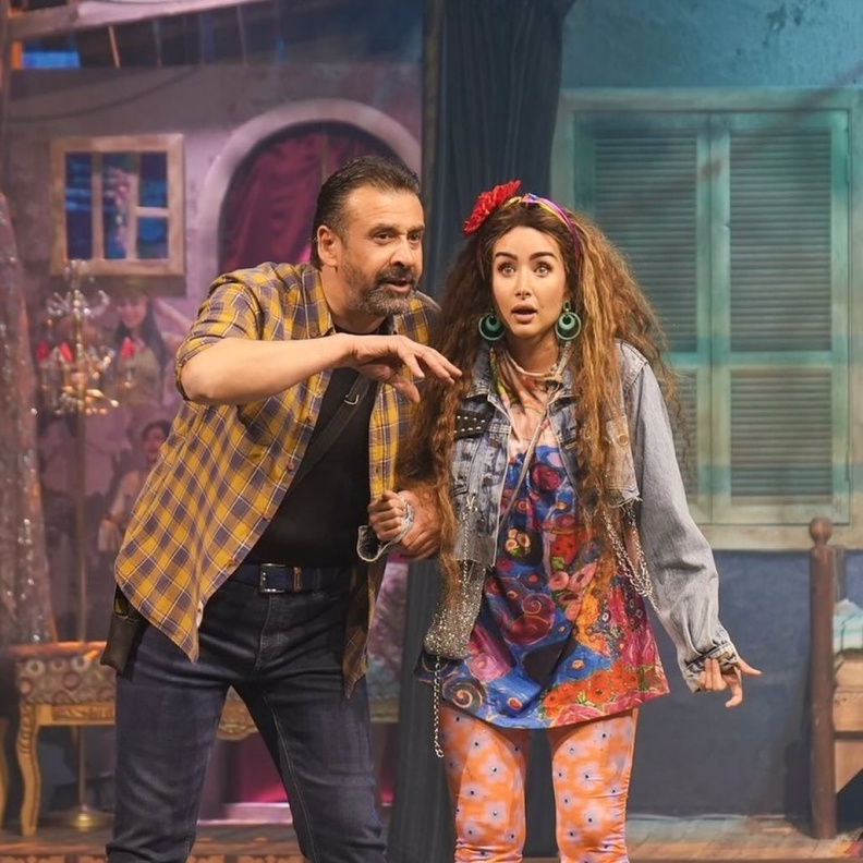 كريم عبد العزيز وهنا الزاهد في مسرحية "الباشا"