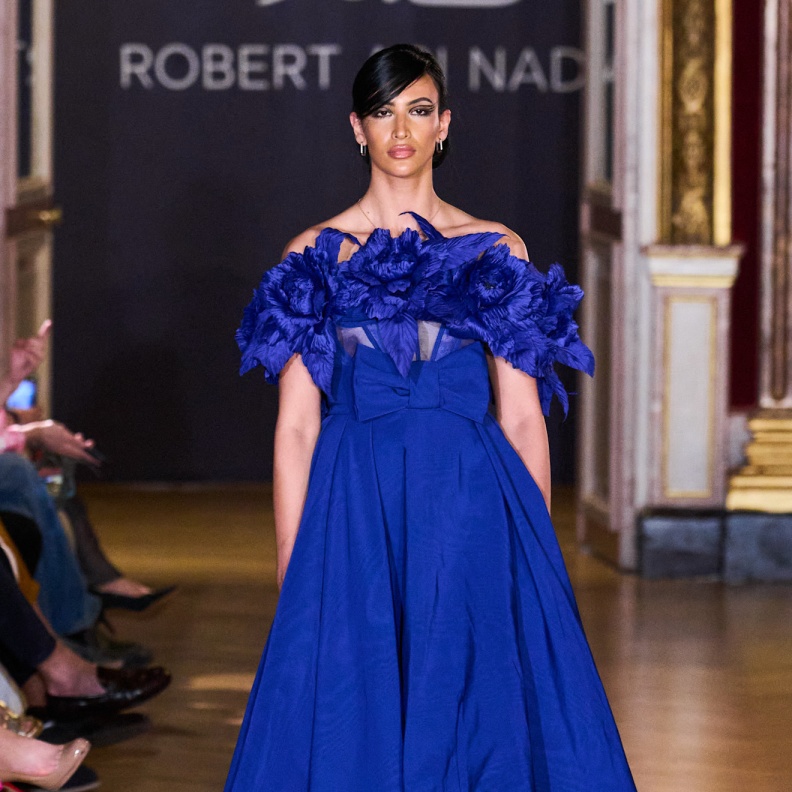 فساتين فاخرة باللون النيلي ستحدث ثورة في عالم الموضة عام 2025