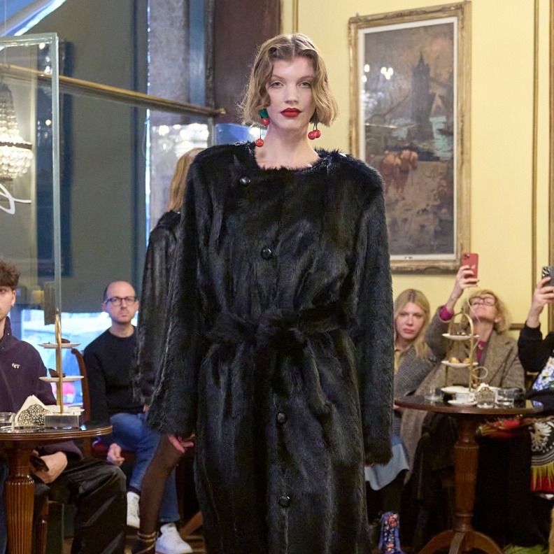 موضة الفرو تندثر على الفساتين بشكل مميّز للحصول على شياكة مطلقة