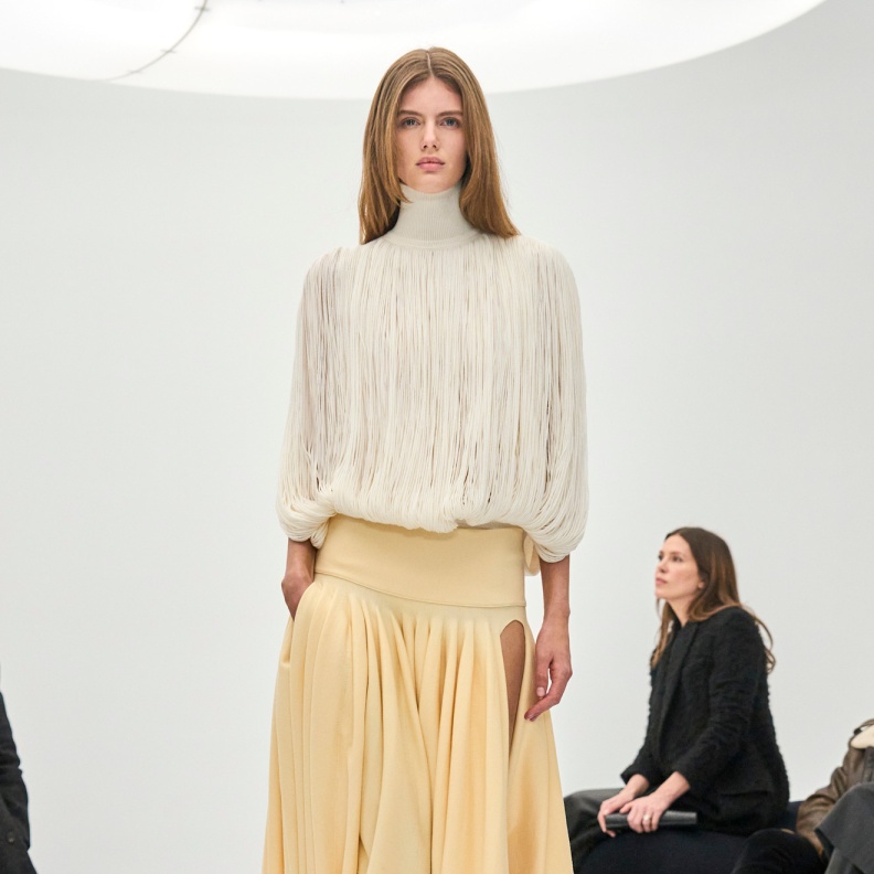 التنانير المزينة بالكسرات صيحة أساسية في شتاء 2025