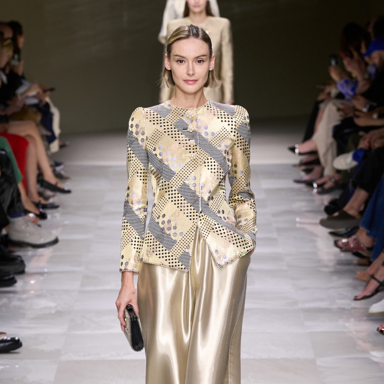  موضة البناطيل اللامعة أولوية في خزانتك في شتاء 2025