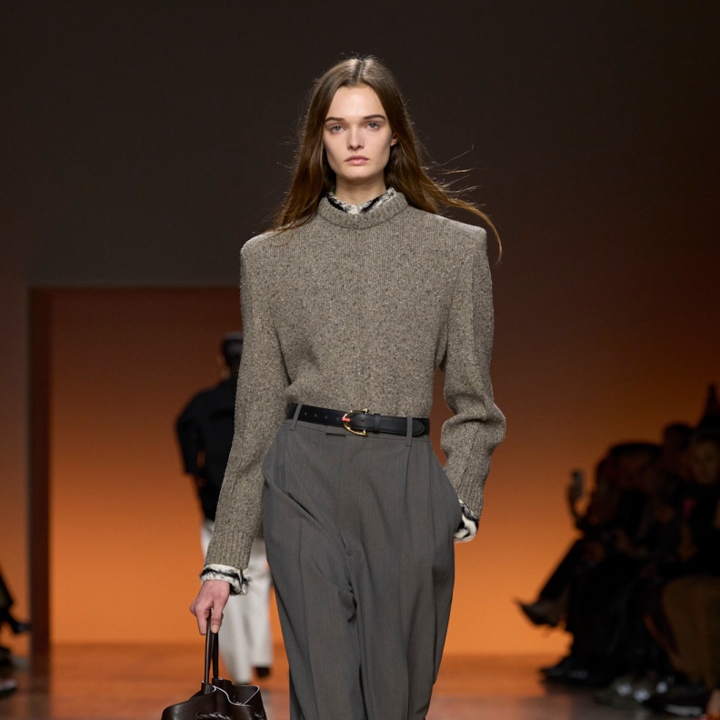 البنطلون الرمادي صيحة متجددة في إطلالاتك الشتوية