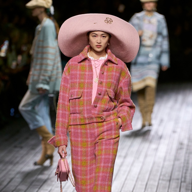 إطلالة من CHANEL