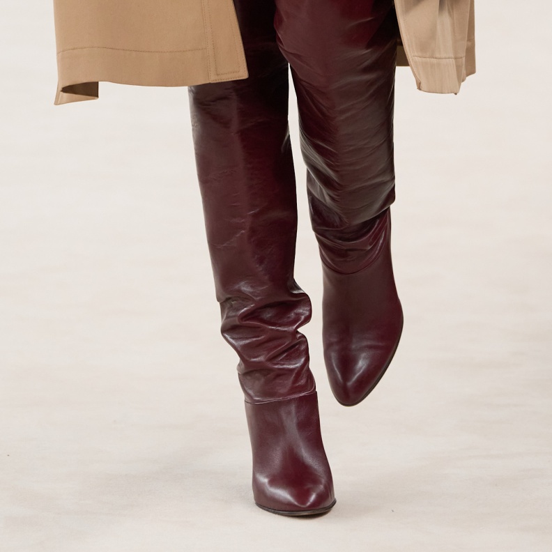 تنسيق أحذية الكعب العالي باللون العنابي وأسرار الأناقة بلمسة جريئة