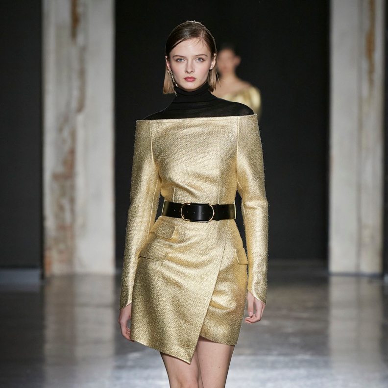 أجمل صيحات الفساتين الذهبية بلمسات عصرية في سهرات نهاية العام