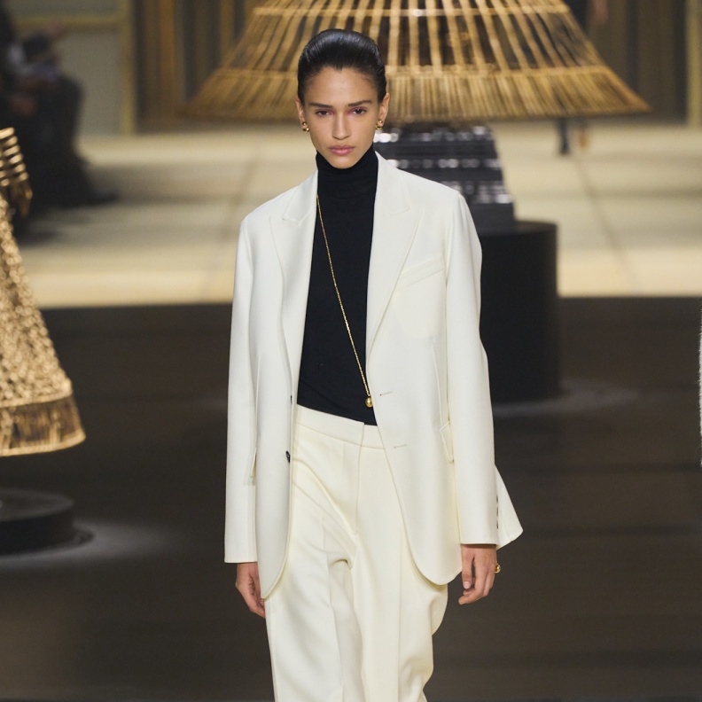 موضة البنطلون الابيض في شتاء 2024