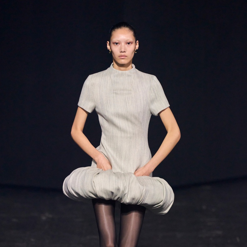 Coperniفستان قصير لمناسبات شتاء 2025