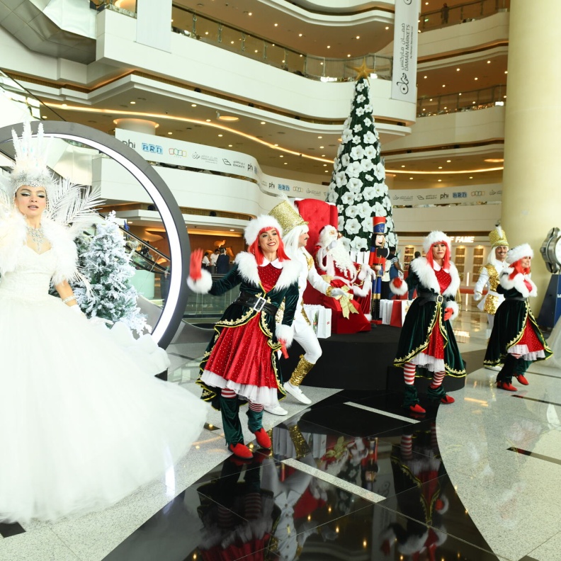 نادي دبي لسباق الخيل وClarins يحتفلان سوياً بموسم الأعياد