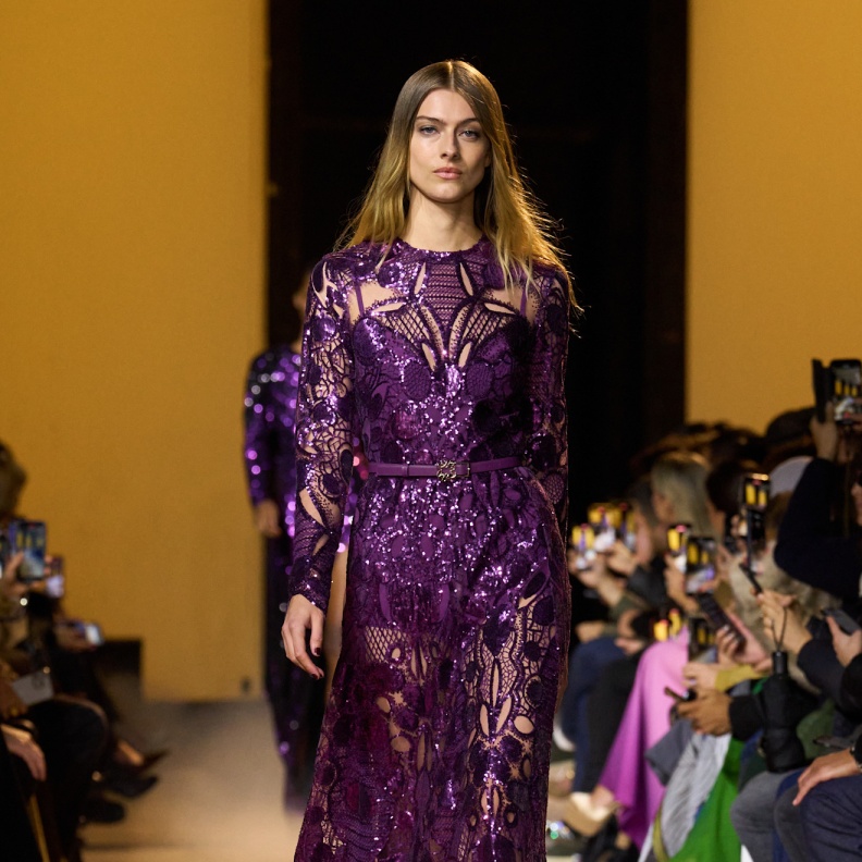 موضة الفساتين البنفسجية في مناسبات نهاية العام