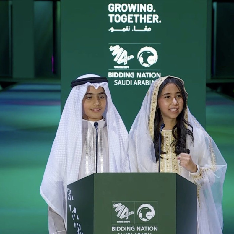 سدين اليافعي تتألق بتصميم علياء السالمي في إعلان استضافة السعودية لكأس العالم 2034