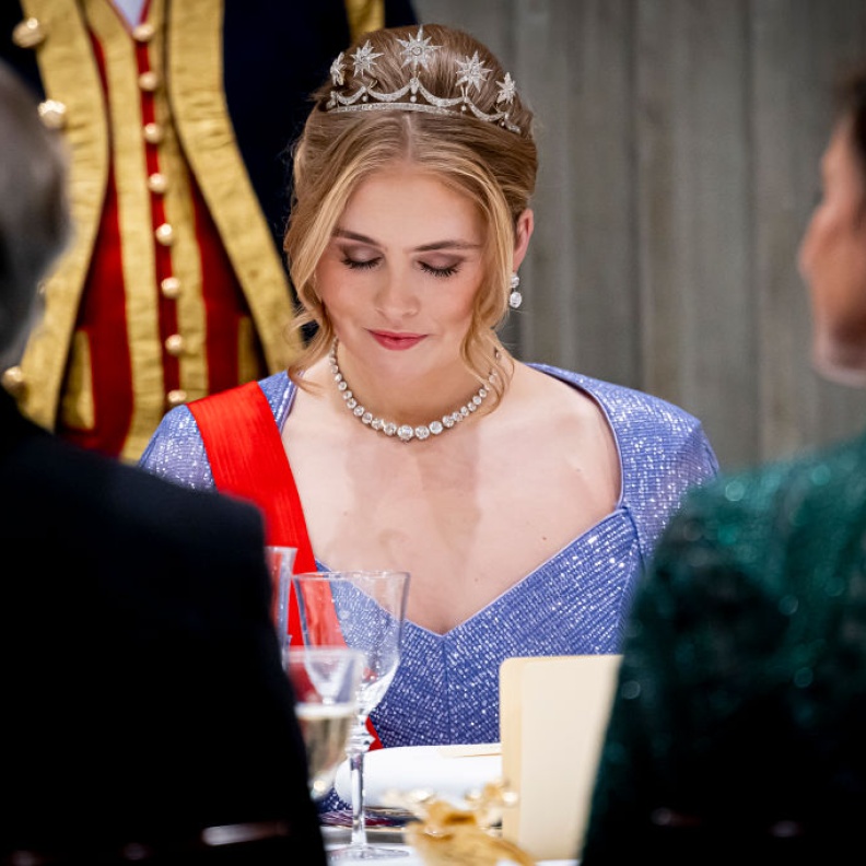 الملكة ماكسيما وابنتها تخطفان الأنظار بتيجان ملكية فاخرة