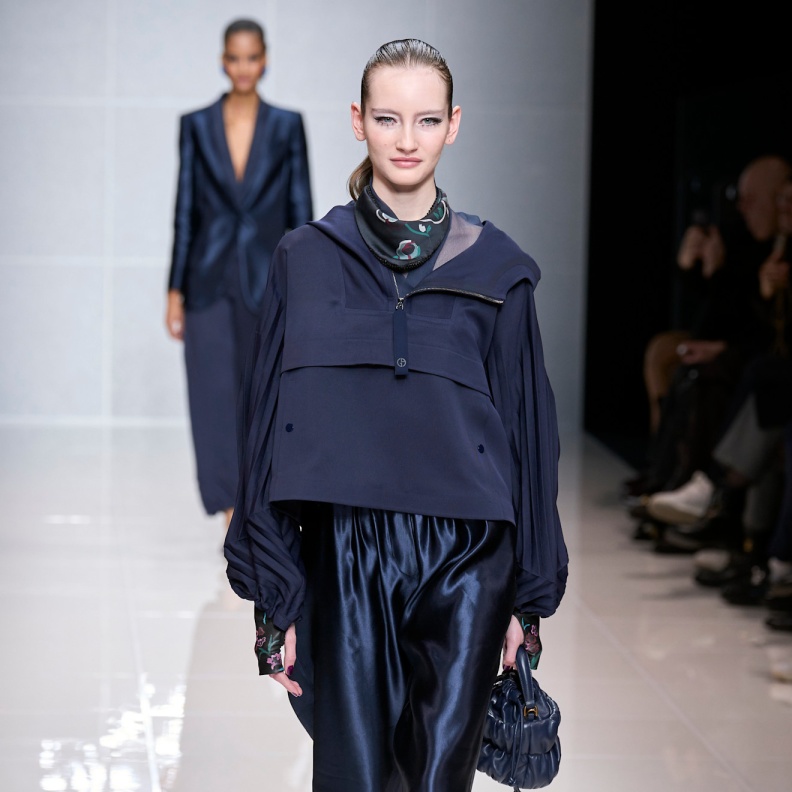 إطلالة من Giorgio Armani