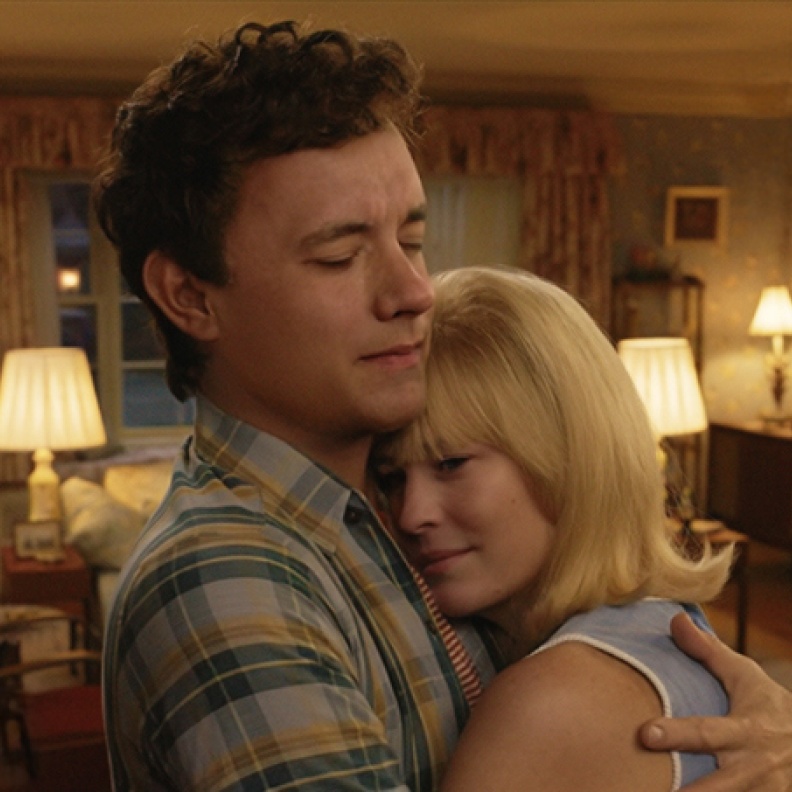 فيلم "Here".. توم هانكس وروبن رايت وتجربة سينمائية فريدة عن دفء المكان وحركة الزمان!