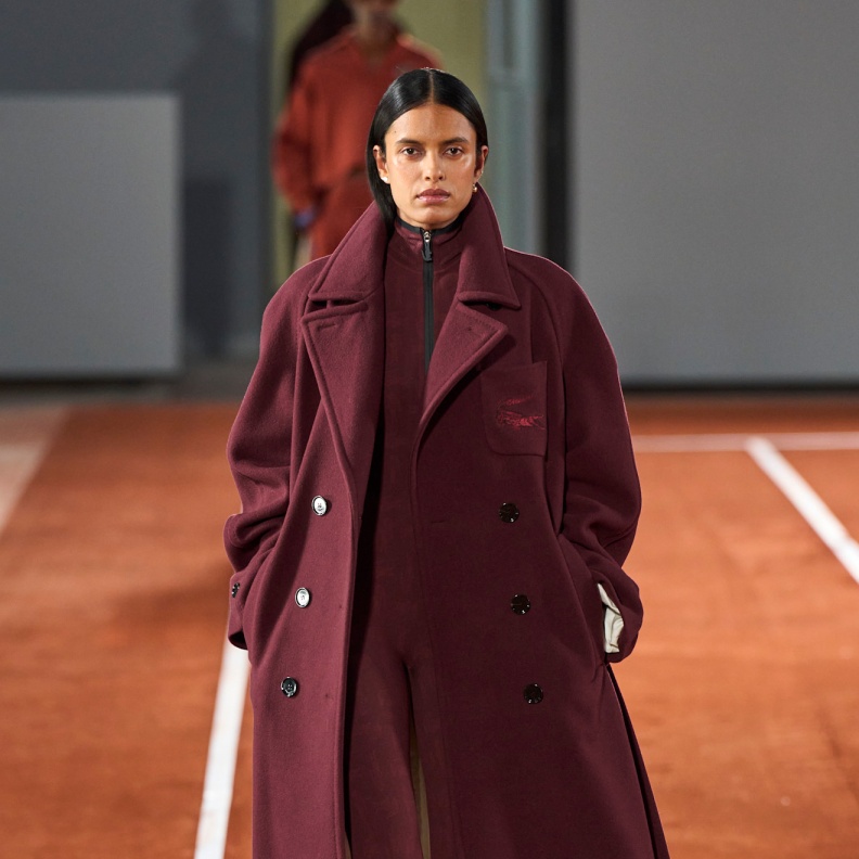 إطلالة عملية مريحة بالمعطف البرغندي من Lacoste 
