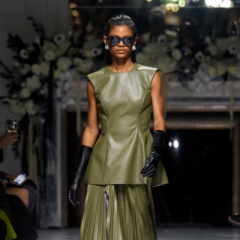 إستقبلي عام 2025 بموضة التنانير الخضراء