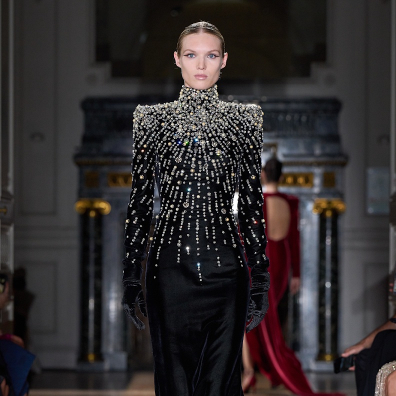 موضة الفساتين السوداء في سهرات الشتاء