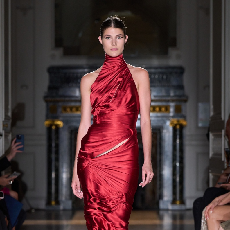 فساتين الساتان تفرض أناقتها الساحرة على إطلالات الاعياد.