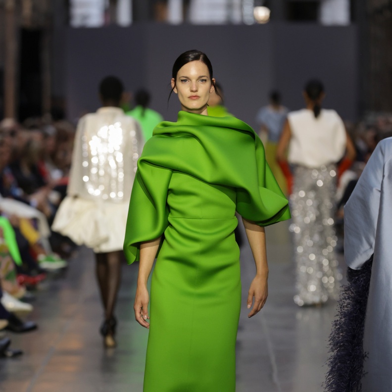 اللون الأخضر على الفساتين ثورة في عالم الموضة في إطلالات الأعياد