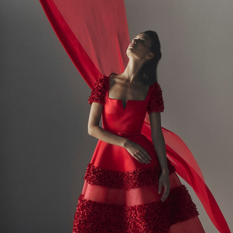  الأحمر لإطلالة ملكية في مناسبات نهاية هذا العام والفستان من Rami Al Ali