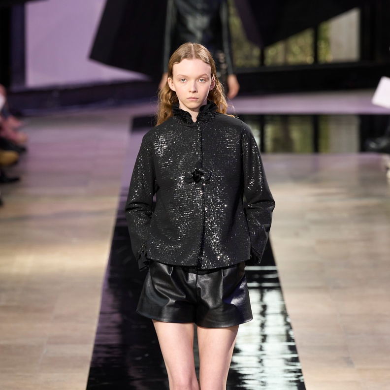 Shiatzy Chen تنسيق ناعم وبسيط للشورت في شتاء 2025