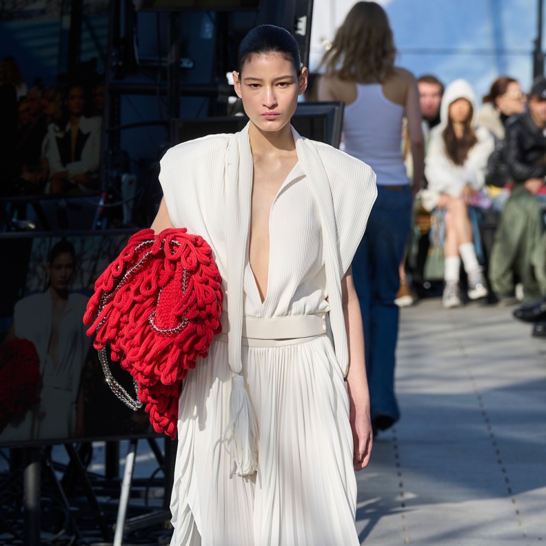 إطلالة من Stella McCartney