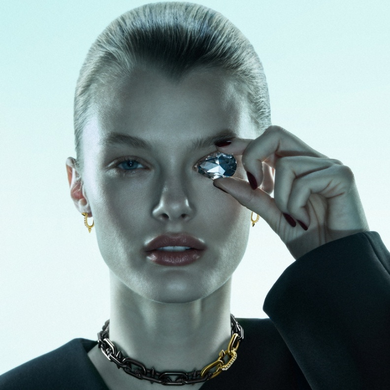 عقد Tiffany Titan بمشبك من التيتانيوم والذهب والألماس المرصوف. أقراط  من Pharrell Williams صغيرة من الذهب والألماس المرصوف.