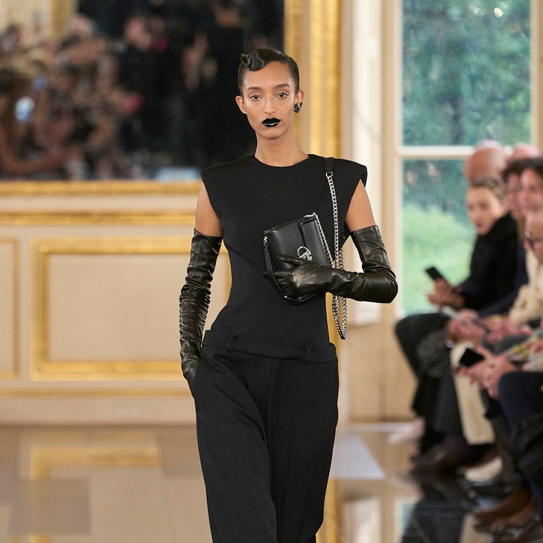 القفازات في شتاء 2025 تتحول من اكسسوار كمالي الى قطعة أساسية وضرورية