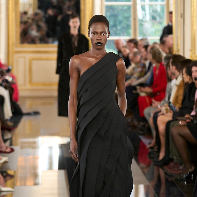 إطلالة من Valentino