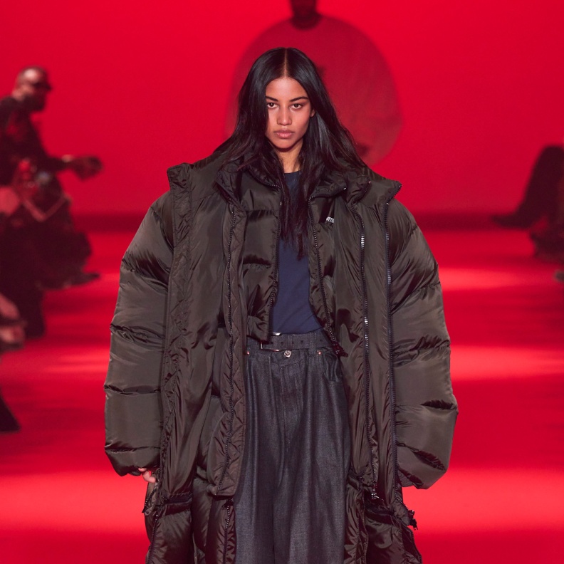 إطلالة من Vetements