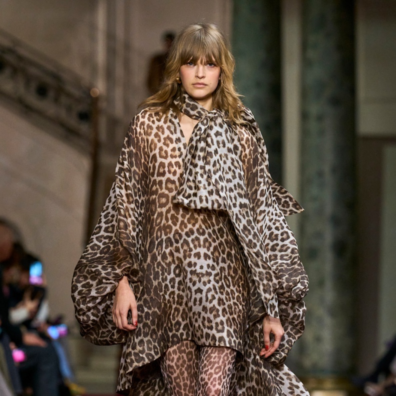 موضة الفساتين المنقوشة بطبعات جلد النمر في الشتاء