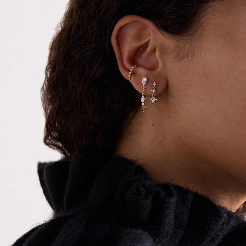 أقراط صغيرة مرصعة بالألماس 