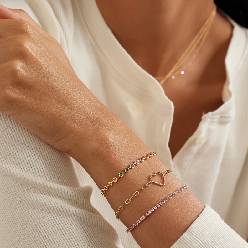 موديلات أساور ذهب ناعمة 2024 للتكديس مع فستان السهرة في نهاية العام