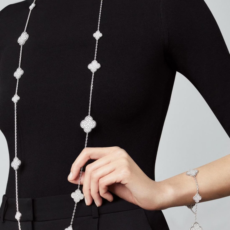 تألقي بأشكال سلاسل الماس طويلة في اطلالتك اليومية هذا الموسم