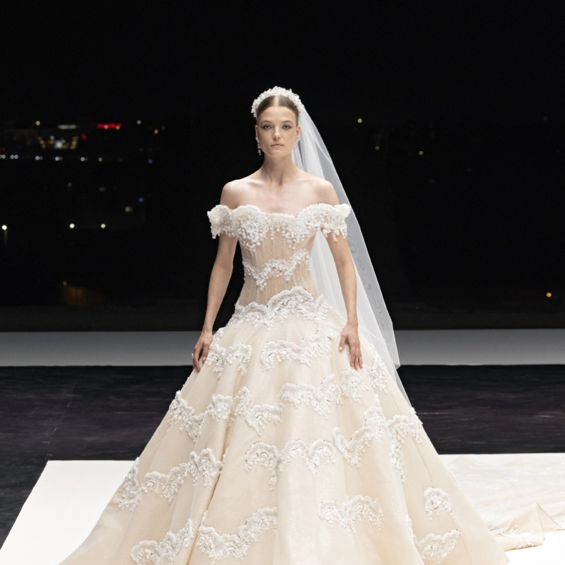 عروس عدنان أكبر بتطريزات فاخرة