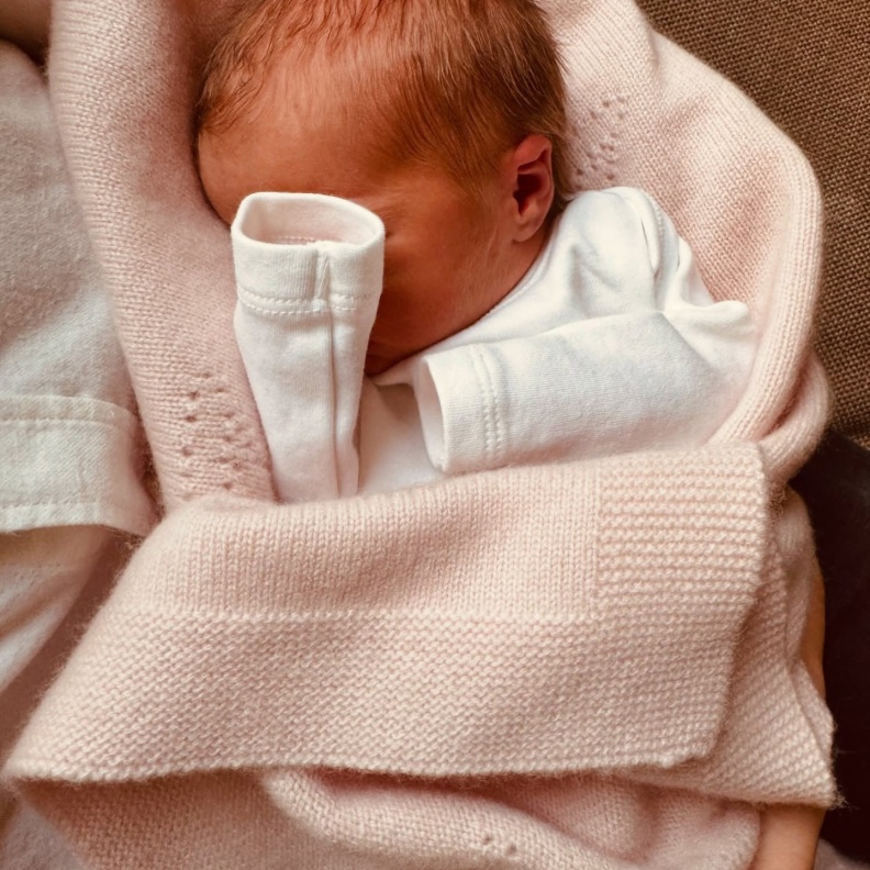 وريثة جديدة للتاج: الأميرة بياتريس تنجب طفلتها الثانية أثينا إليزابيث