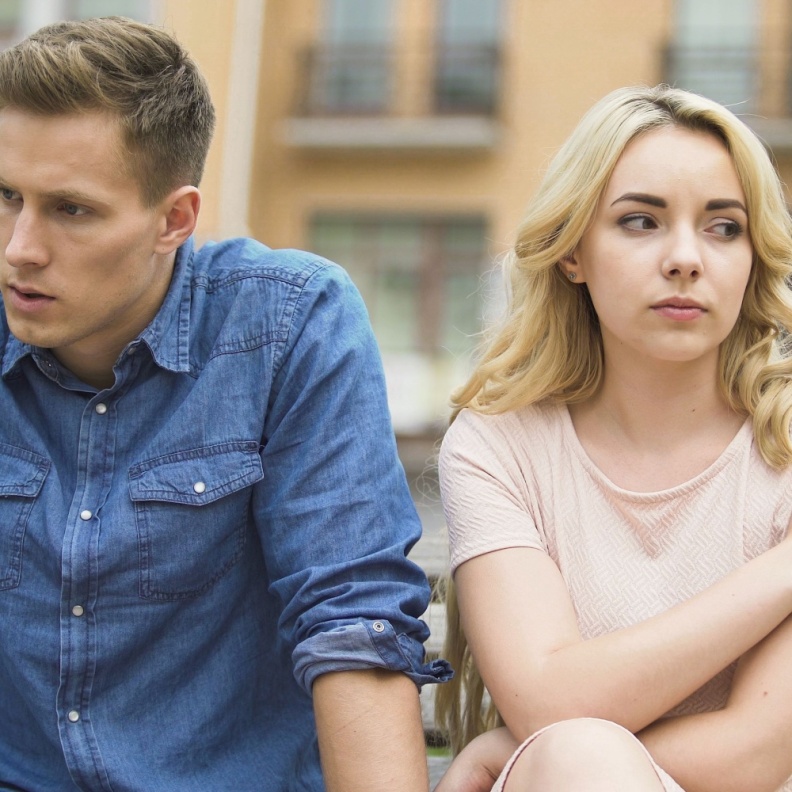 أسباب غيرة الزوج من نجاح الزوجة عديدة أهمها خوفه على هيبته وضعف ثقته بنفسه