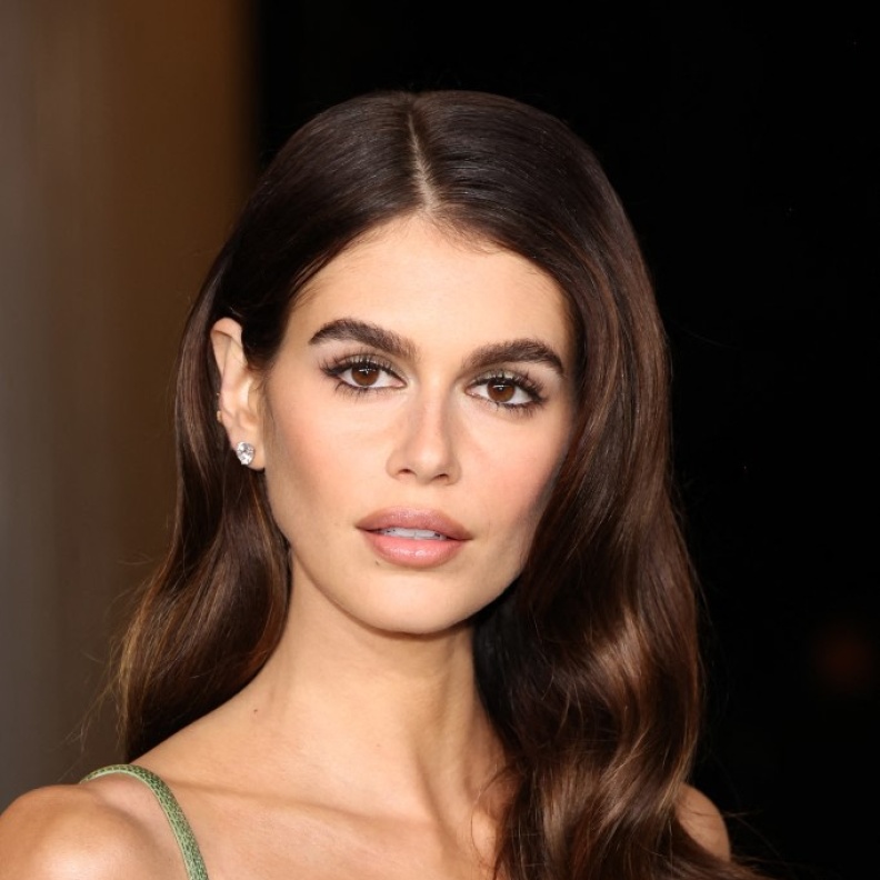 أبرز التوجهات الجمالية التي تغيّرت في إطلالات Kaia Gerber