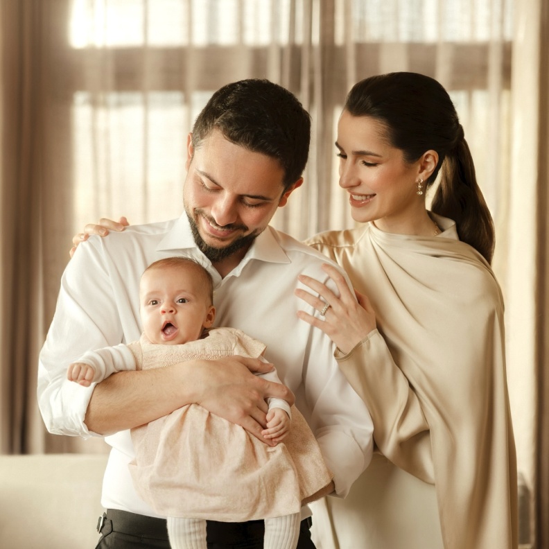 الأميرة رجوة والأمير الحسين مع ابنتهما