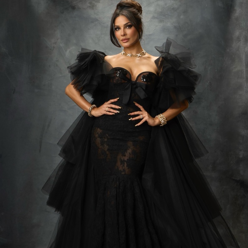 نادين نجيم عاشقة تنسيق المجوهرات الفارهة مع إطلالة أزياء اللون الأسود