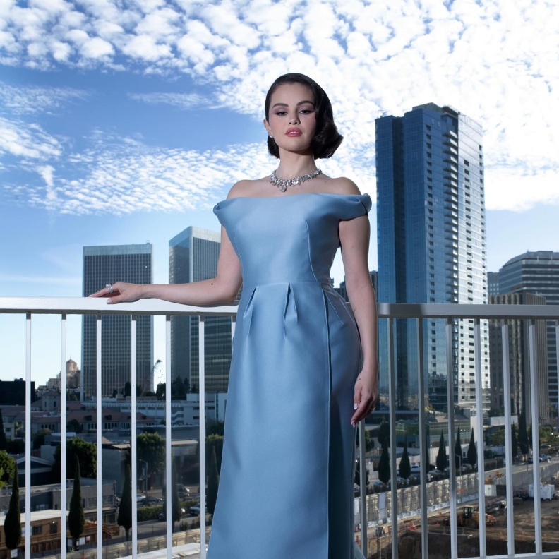  سيلينا غوميز تُنسق تصاميم المجوهرات مع أزياء السهرة اللافتة