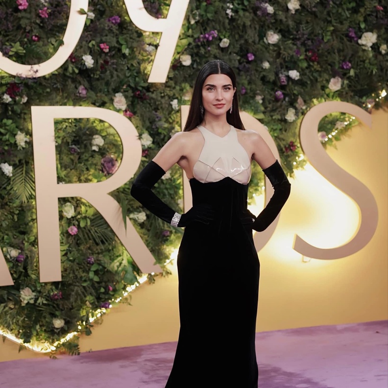 توبا تتحدث العربية في جوي اوورد 2025